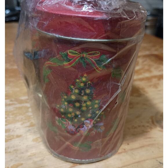 Vintage Metal Tin Christmas Holiday Tree & Wreath Stovetop Salt & Pepper Shakers - Picture 3 of 6